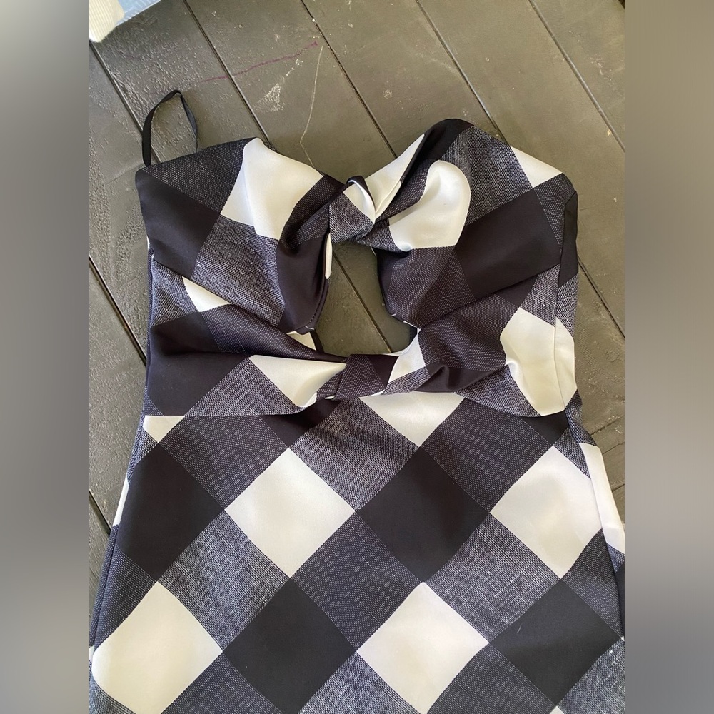 Strapless XS plaid fitted dress with cut out.  Worn once. Great condition💖
